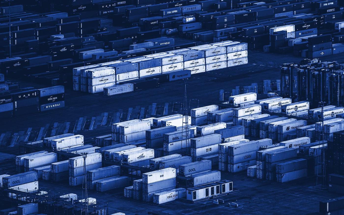 Terminal à conteneurs vu du ciel, des milliers de conteneurs alignés