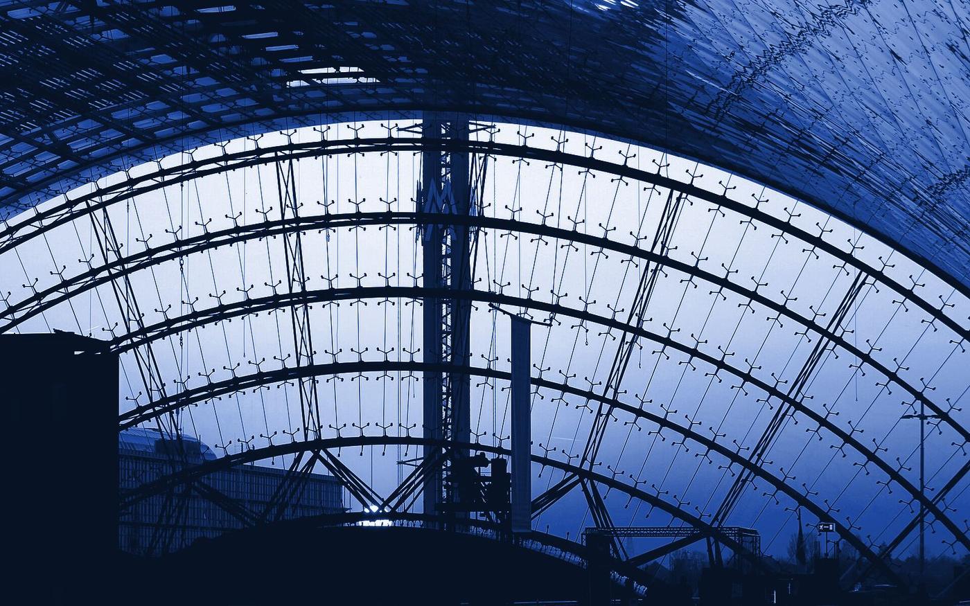 Verrière d'une halle de foire commerciale, à contre-jour